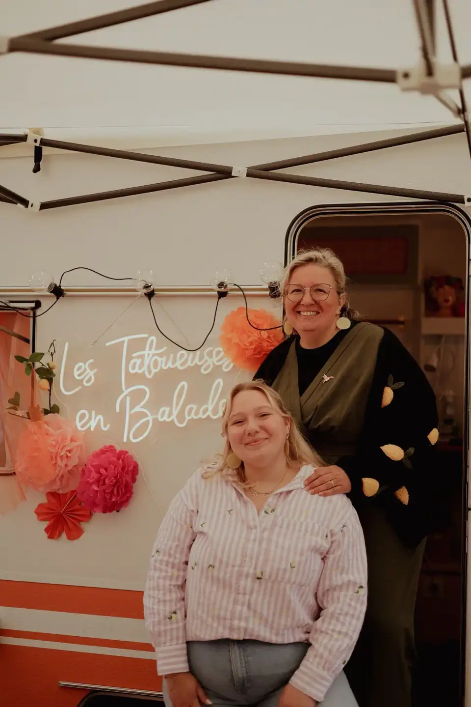Sylvabelle et Audrey, Les Tatoueuses en Balade, devant leur tattoo truck lors d'un mariage