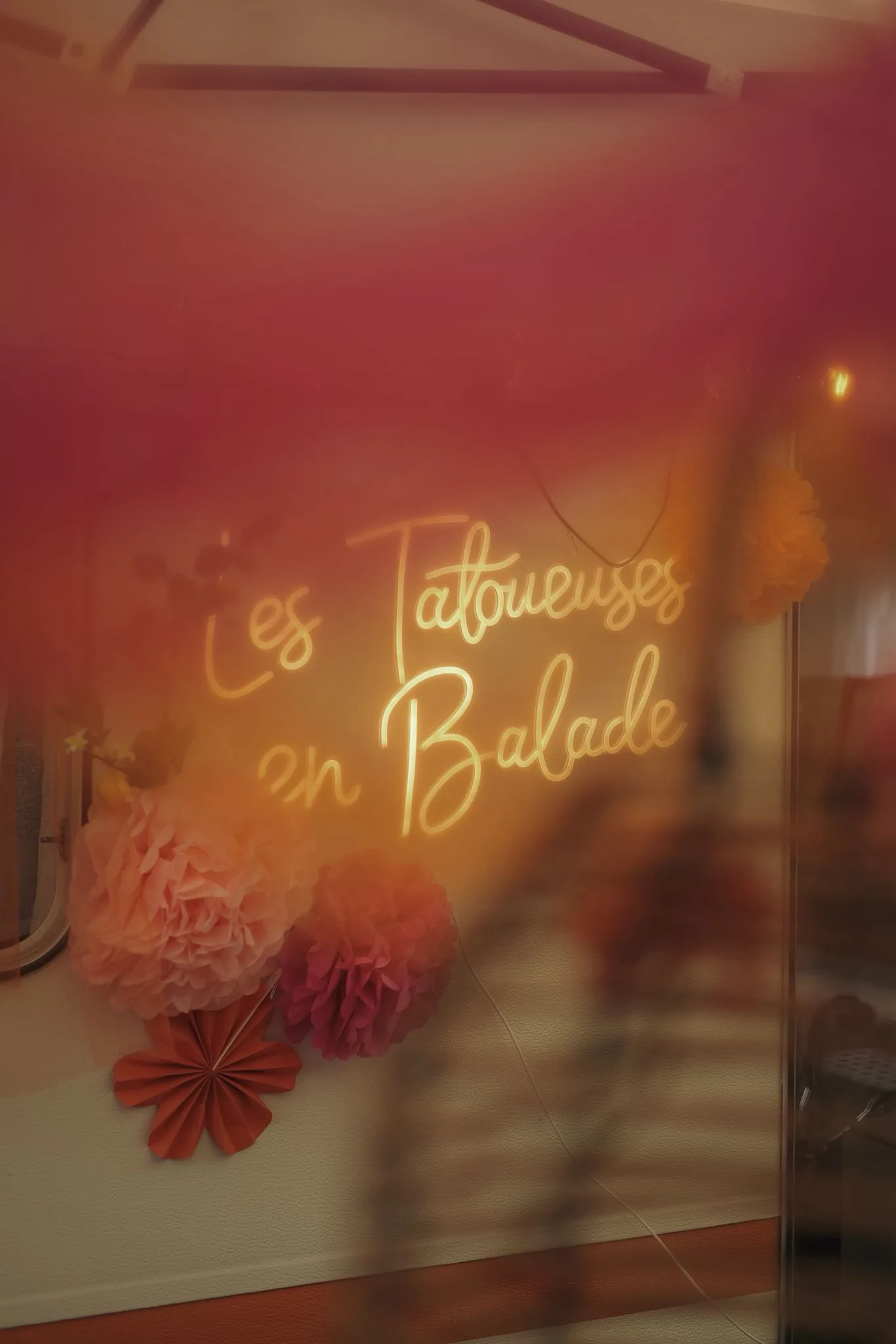 Enseigne néon Les Tatoueuses en Balade lors d'un mariage