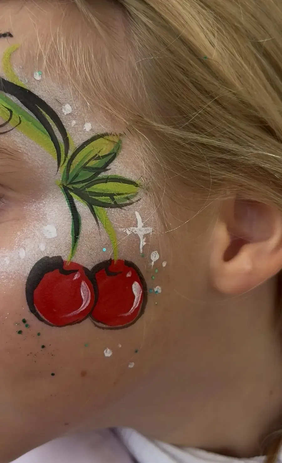 Maquillage artistique cerises sur la joue