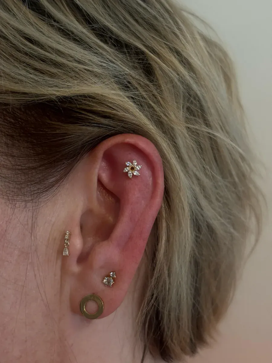 Piercing hélix fleur à l'oreille