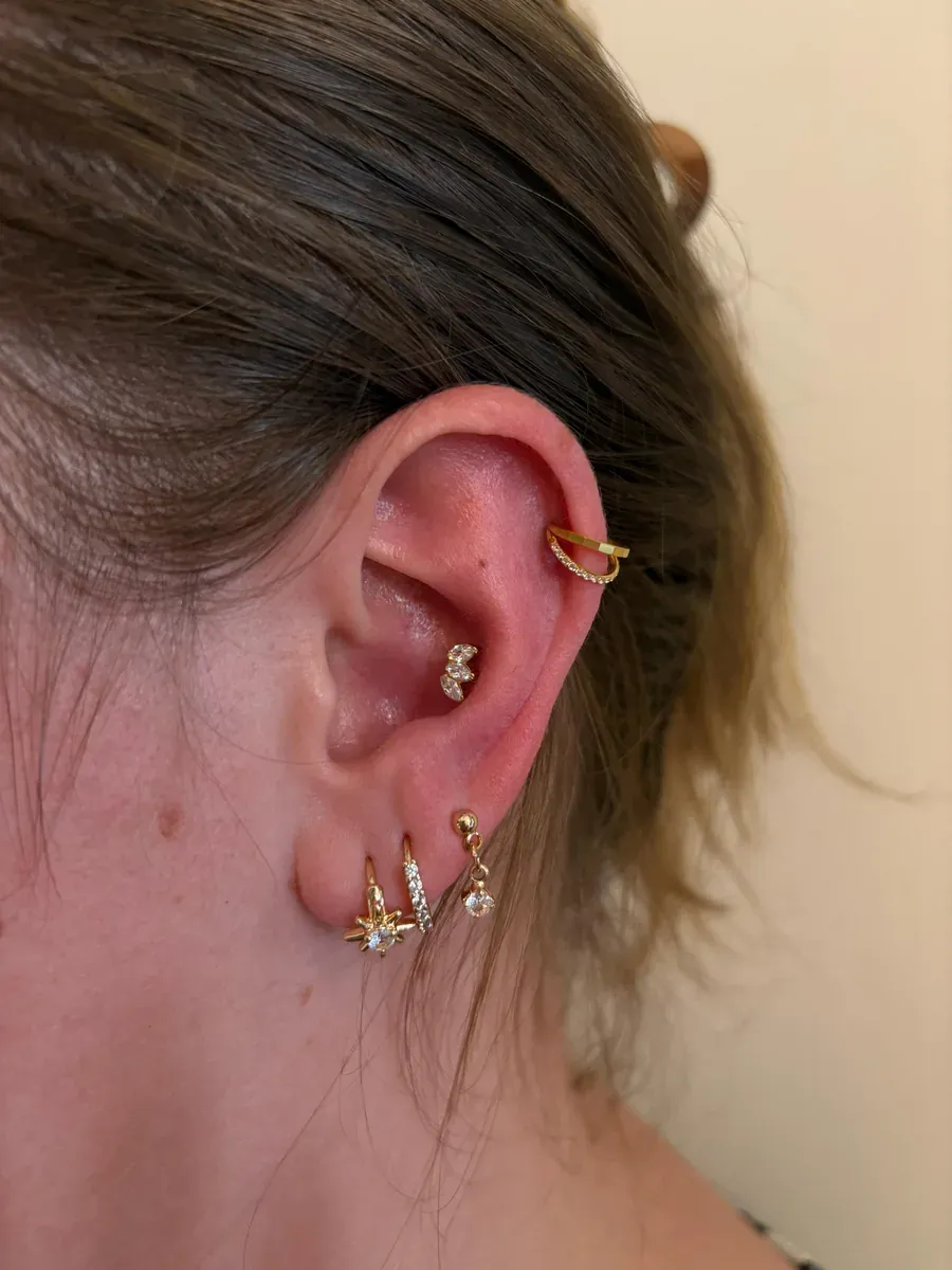 Piercing hélix, anneaux dorés
